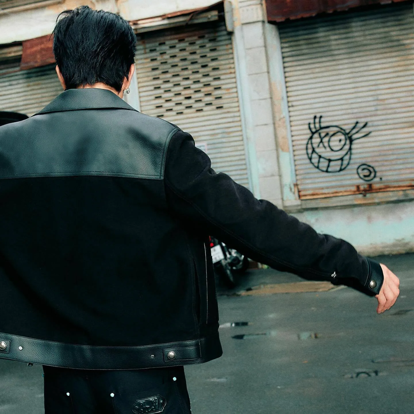 NOIR PATCH LEATHER JACKET - Image 3
