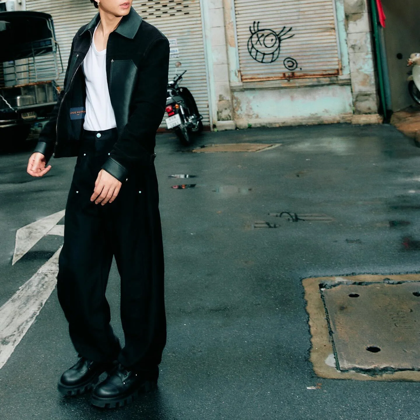 NOIR PATCH LEATHER JACKET - Image 4